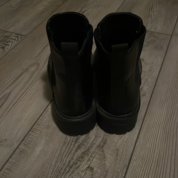 Black, size 7.5 brand is Unr8ed. - Picture 3 of 4